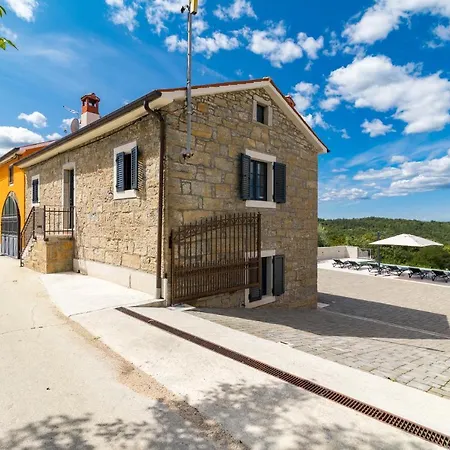 Villa Grazia - With Heated Salt Water Pool Pazin
