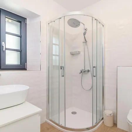 Grazia - With Heated Salt Water Pool ヴィラ *