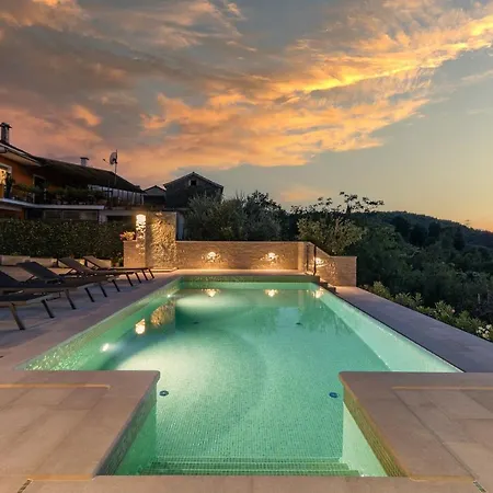 Grazia - With Heated Salt Water Pool * パジン